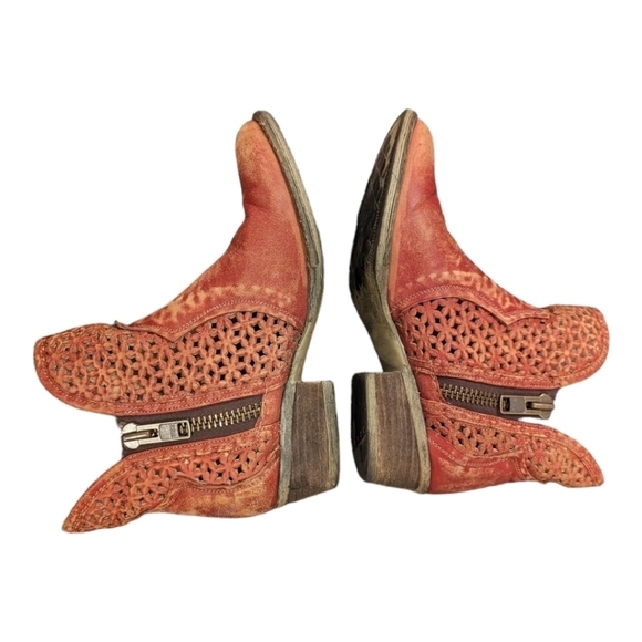 Circle G Corral Red Cut Out Shortie Bootie - Picture 3 of 15